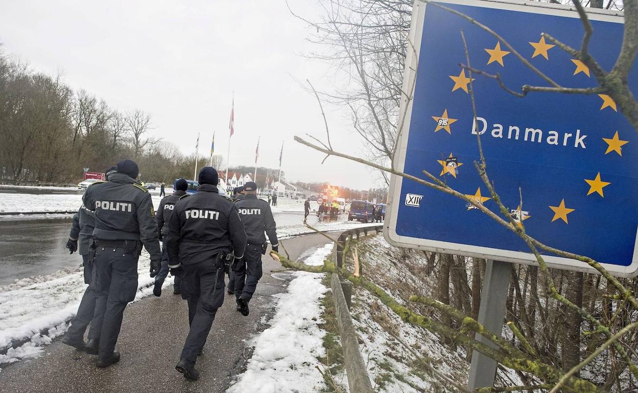 Un grupo de policías daneses patrulla a lo largo de la frontera con Alemania.