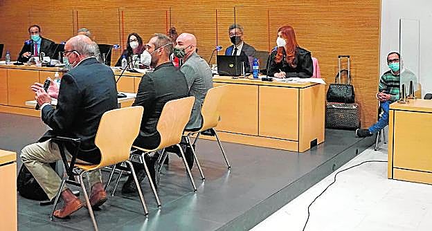 Imagen de los tres forenses que comparecieron ayer ante el Tribunal de Jurado. 