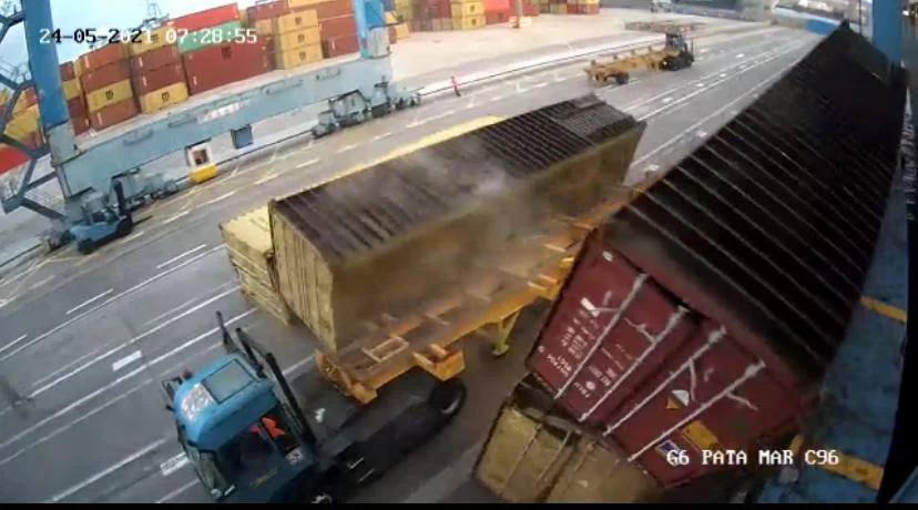 Peligroso desplome de contenedores en el puerto