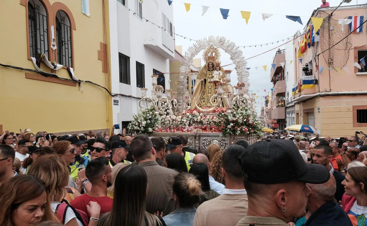 Imagen de archivo de la procesión del Carmen por las calles de La Isleta del año 2019. 