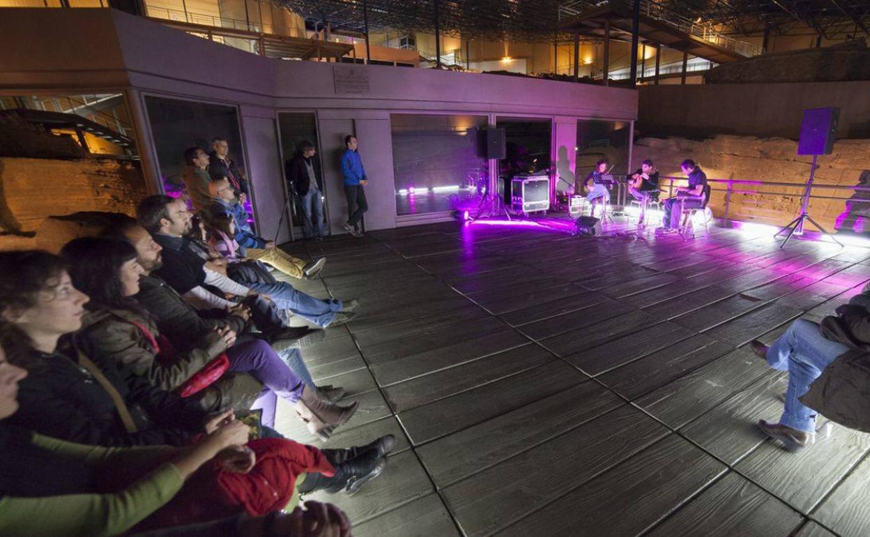 Imagen de archivo de una de las visitas nocturnas al recinto cultural y arqueológico galdense. 