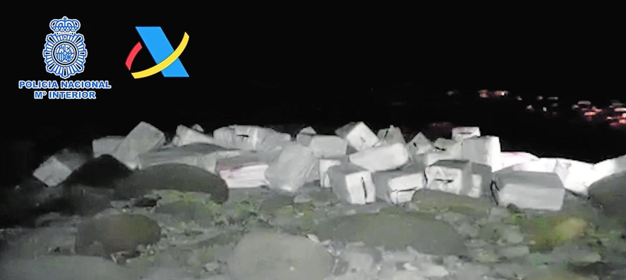 Imagen facilitada por la Policía Nacional de multitud de fardos de cocaína tirados en la playa después de que capturasen a los miembros de la banda. 