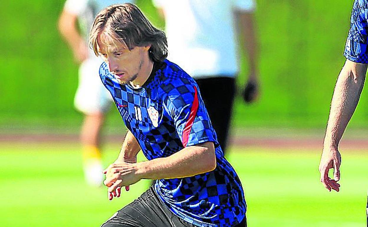 Modric conduce un balón en un entrenamiento con Croacia