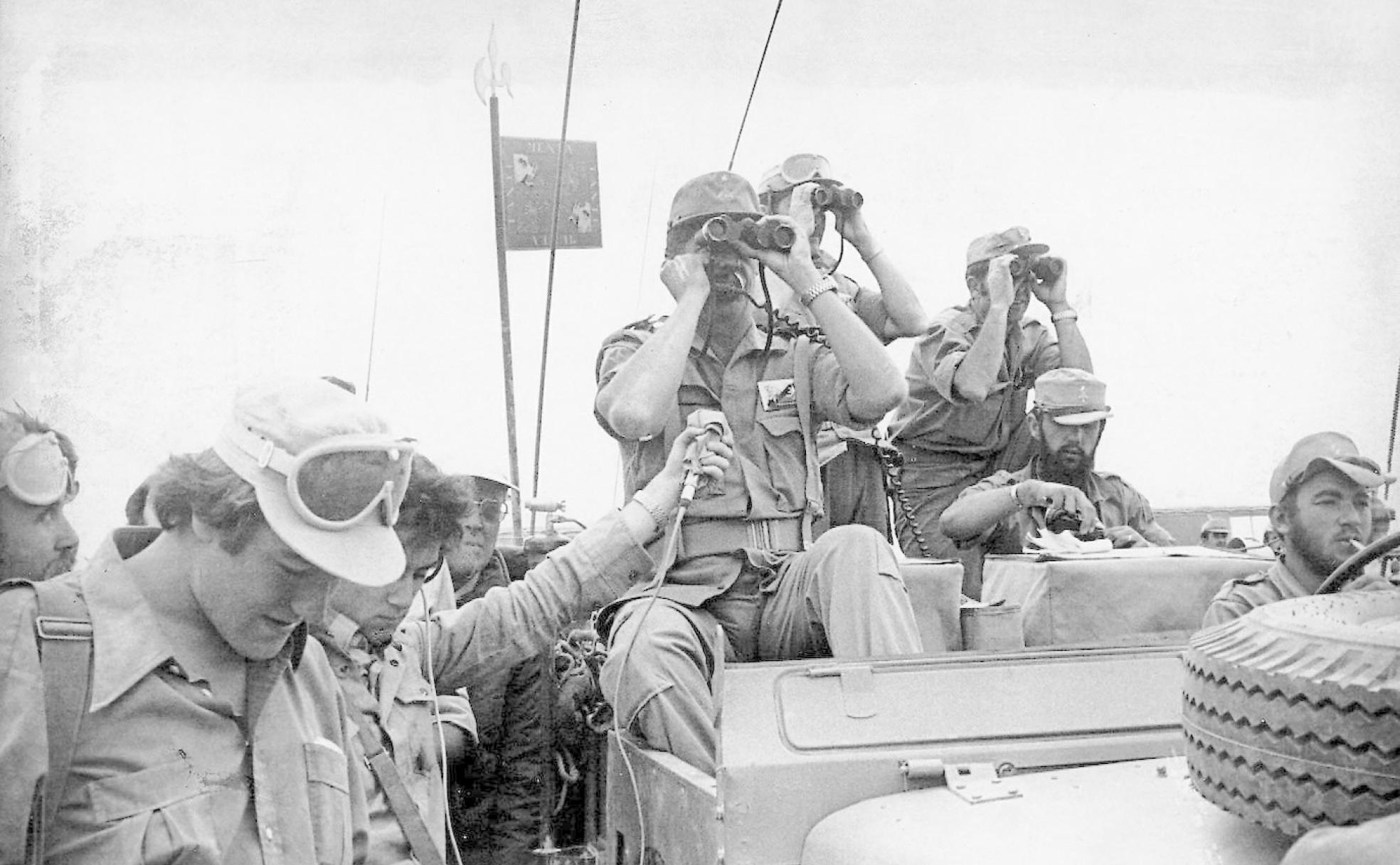 Tropas españolas desplegadas el 7 de noviembre de 1975 para vigilar la Marcha Verde de Marruecos sobre el entonces Sáhara español.