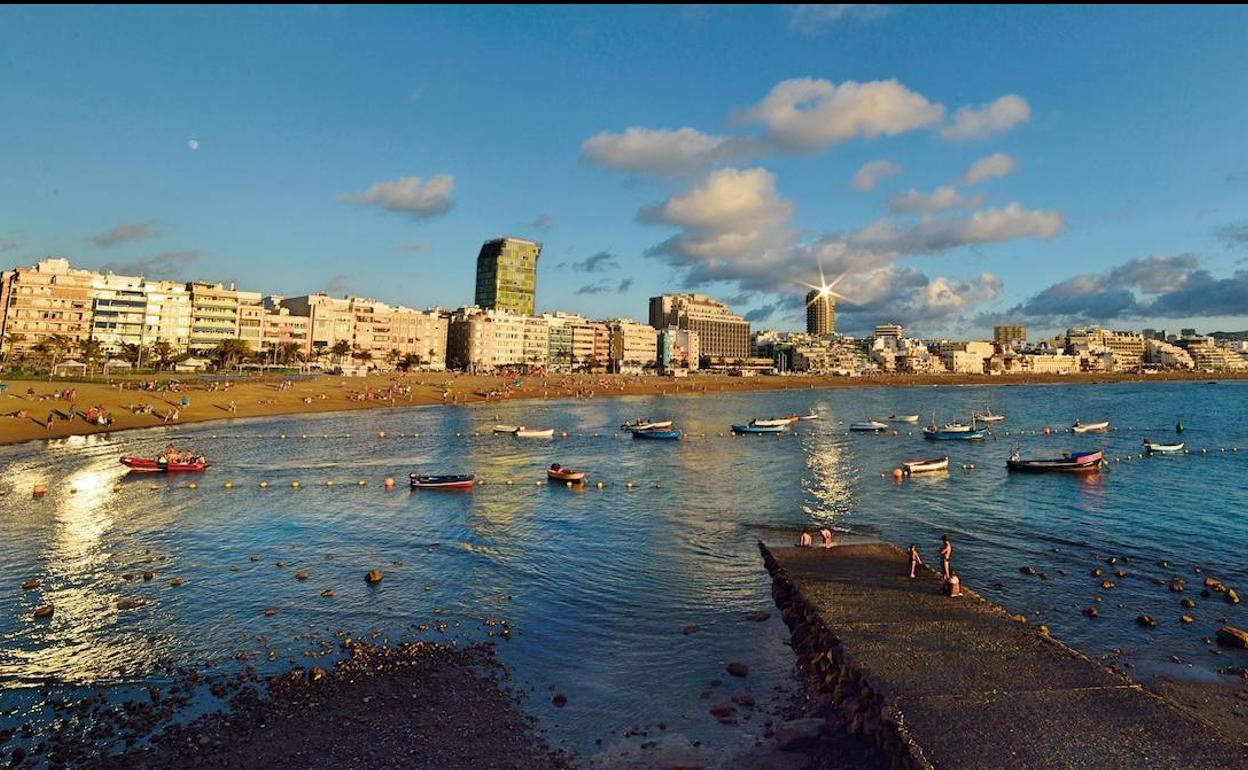 La majestuosa playa de Las Canteras, emblema de la isla de Gran Canaria.