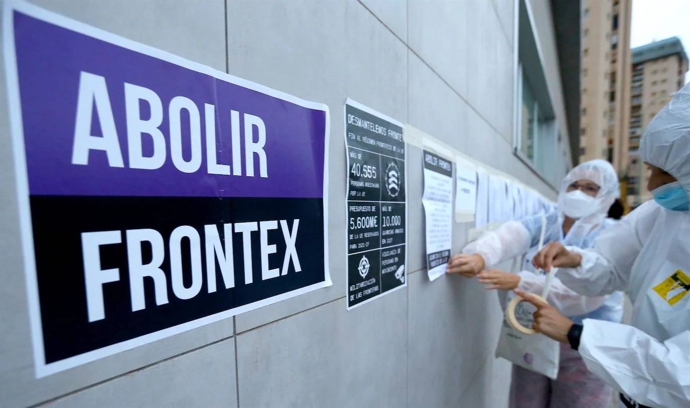 Empapelan la sede de Frontex en Canarias con la lista de muertos en las fronteras