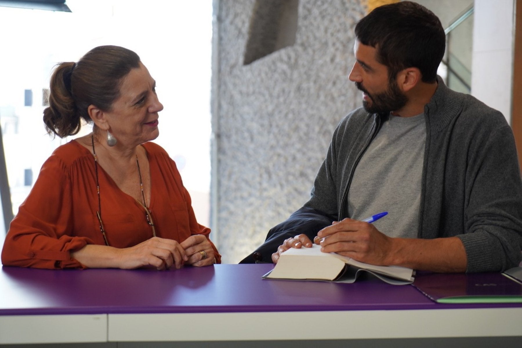 Los actores Mari Carmen Sánchez y Alex García, en una escena de 'Solo una vez', de Guillermo Ríos. 