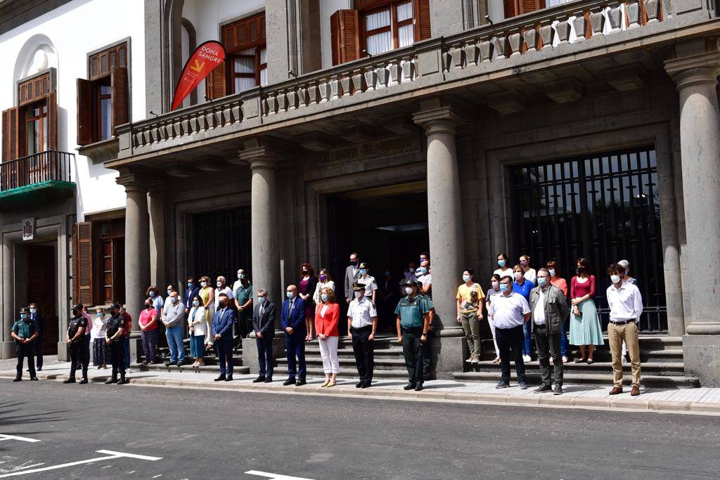 Fotos: Las instituciones públicas canarias recuerdan a Anna y Olivia