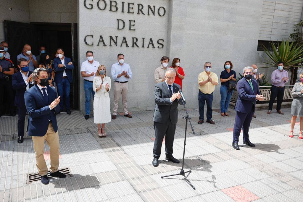 Fotos: Las instituciones públicas canarias recuerdan a Anna y Olivia