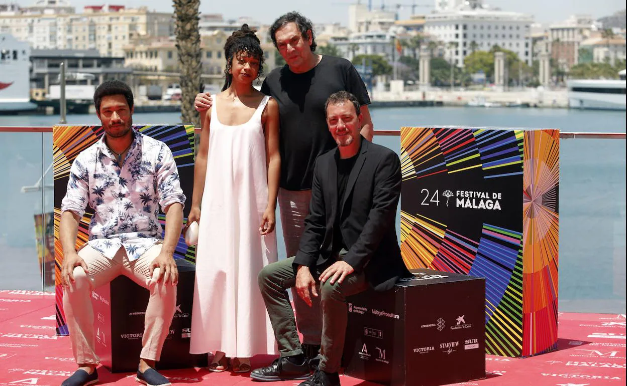 El director Agustí Villaronga y los actores de 'El vientre del mar' en Málaga.