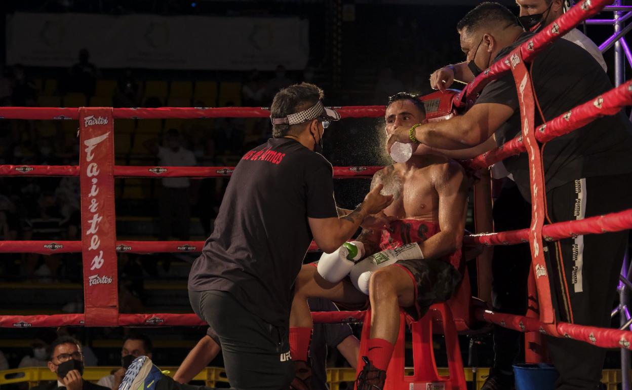 Zeus, en la esquina, atendido por Gabi Sarmiento y Antonio Pulido, el sábado en el CID. 