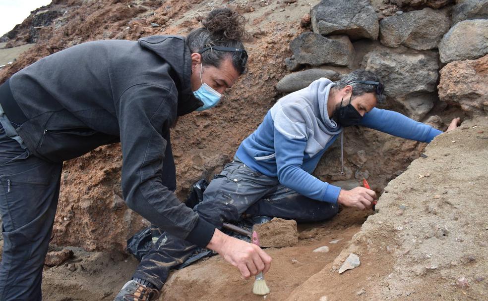 Arqueólogos de Tibicena en plena faena en el yacimiento de El Burrero. 