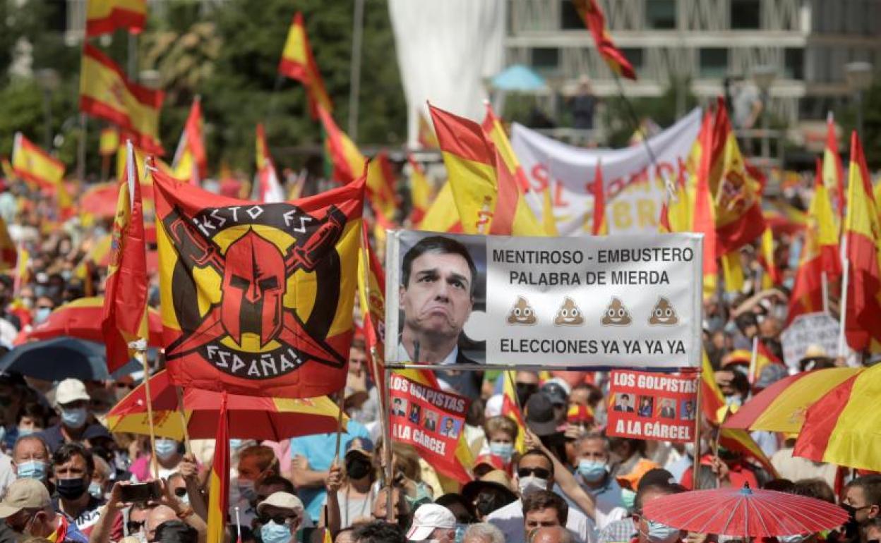 Pancartas contra Pedro Sánchez durante la concentración de Colón.