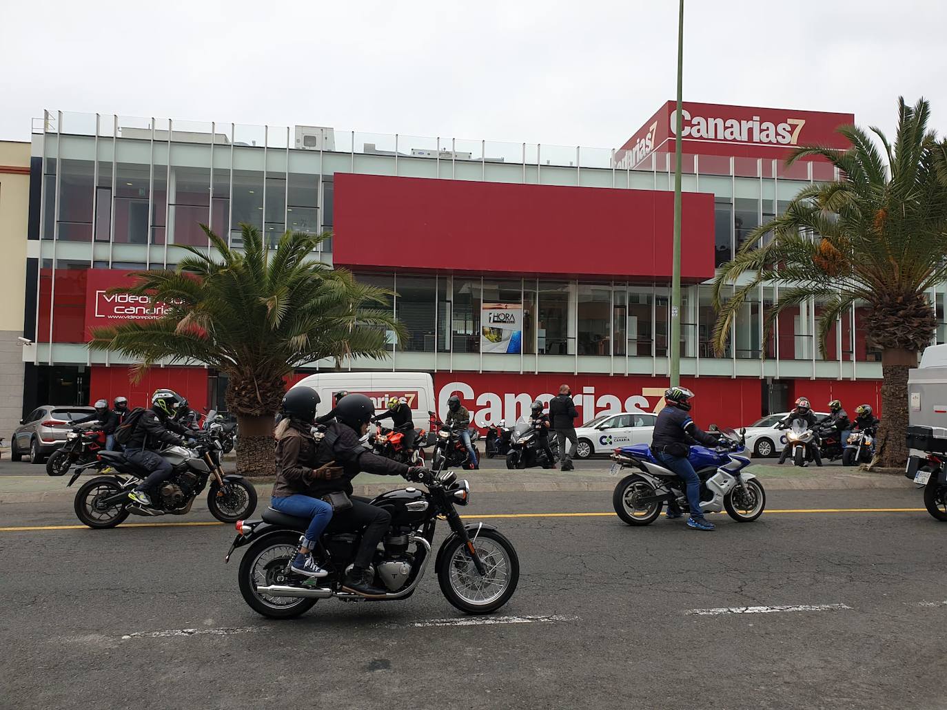 Caravana de motoristas por delante de CANARIAS7. 