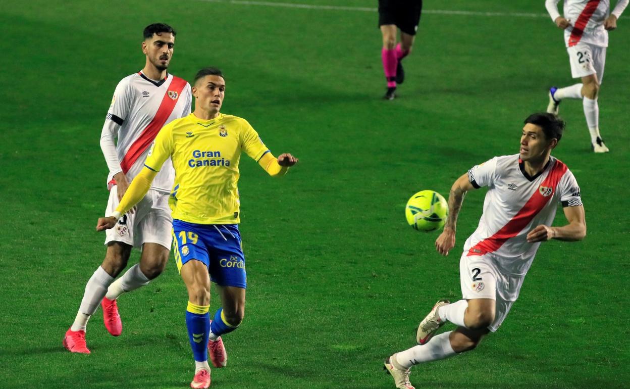 Edu Espiau pone un centro en el encuentro de la primera vuelta frente al Rayo Vallecano en Vallecas. 