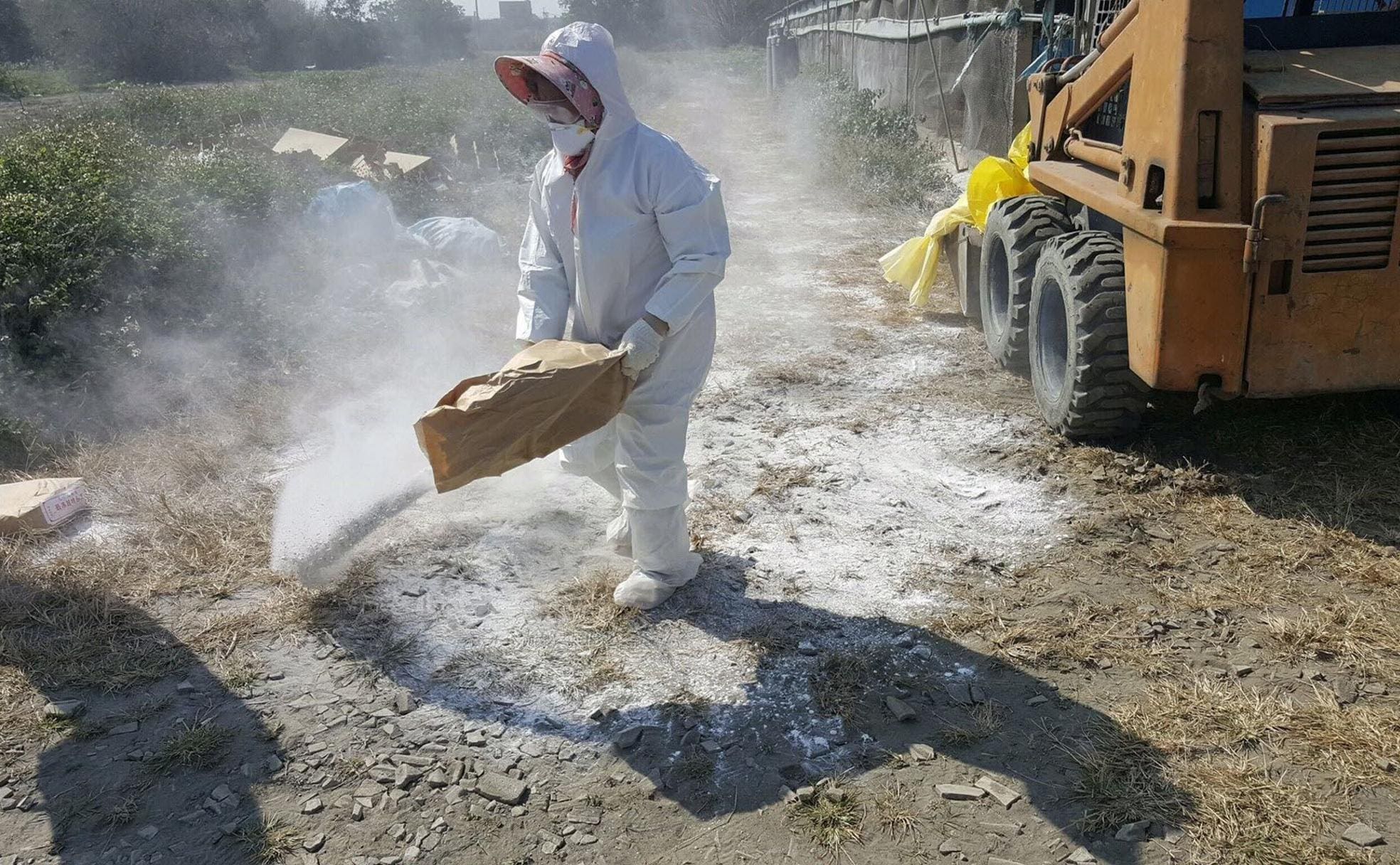 Un empleado desinfecta una granja del condado de Yunlín, en Taiwán.