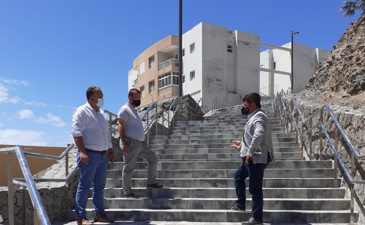 El alcalde Pedro Armas y dos concejales, en la calle Unamuno. 