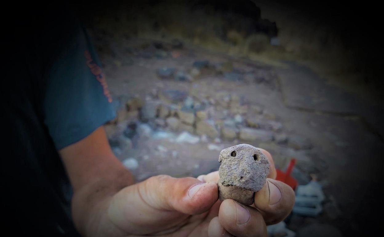 Uno de los objetos hallados en la nueva excavación que se practica en La Fortaleza. 