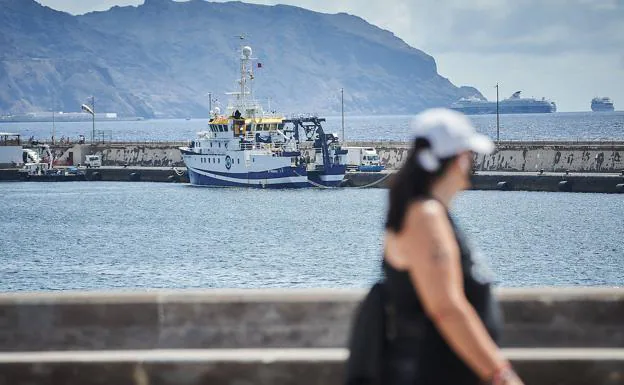 Buque oceanográfico Ángeles Alvariño, amarrado a puerto. 