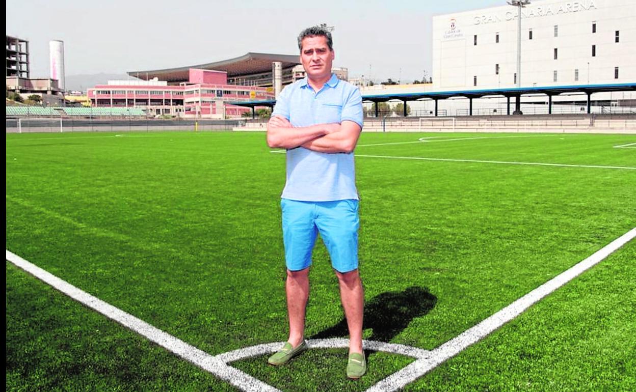 El director de desarrollo de la escuela de la UD Las Palmas, Yeray Sánchez, posa en el Anexo. 