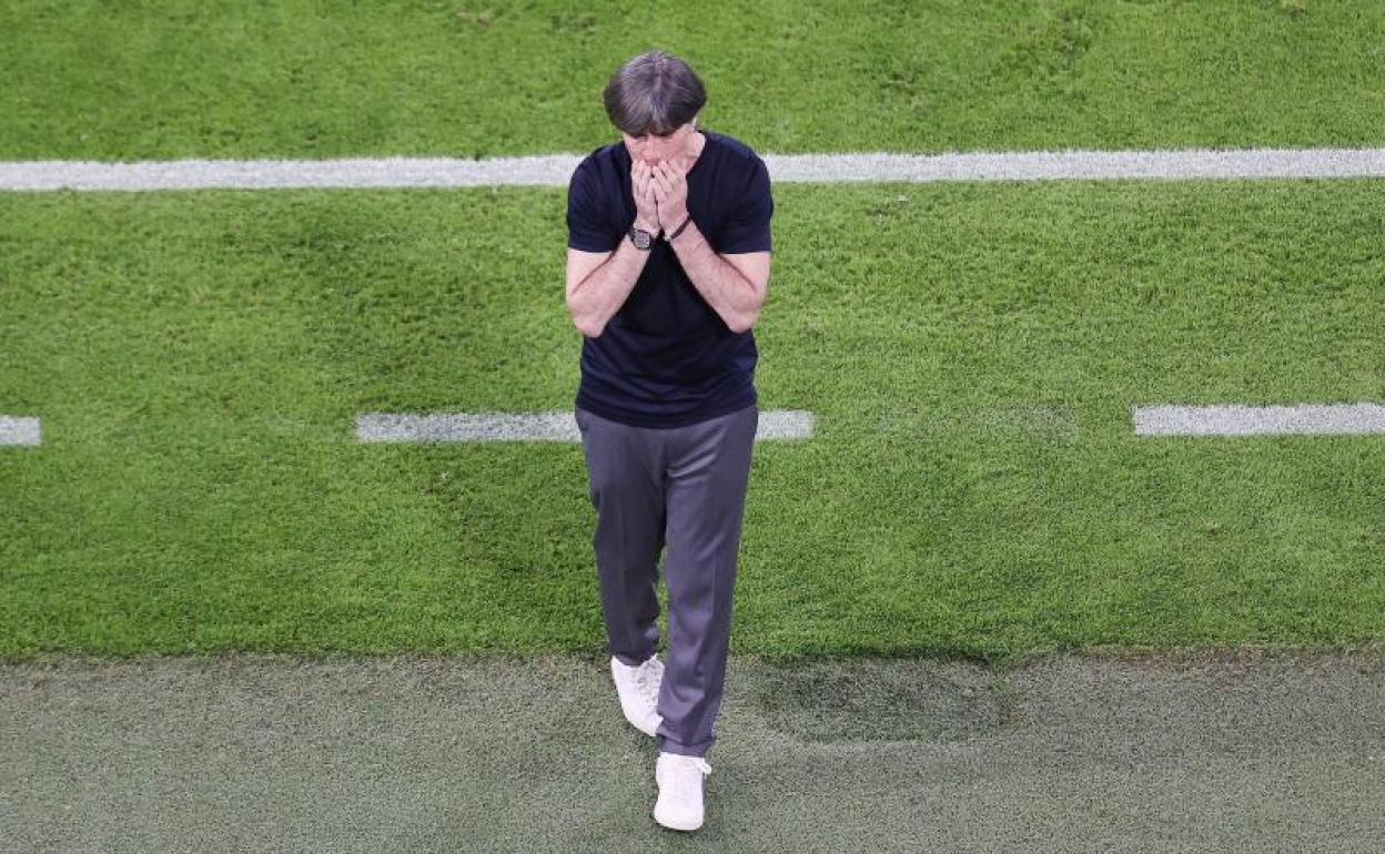 Joachim Löw, seleccionador alemán, se lamenta en un lance del partido ante Francia. 
