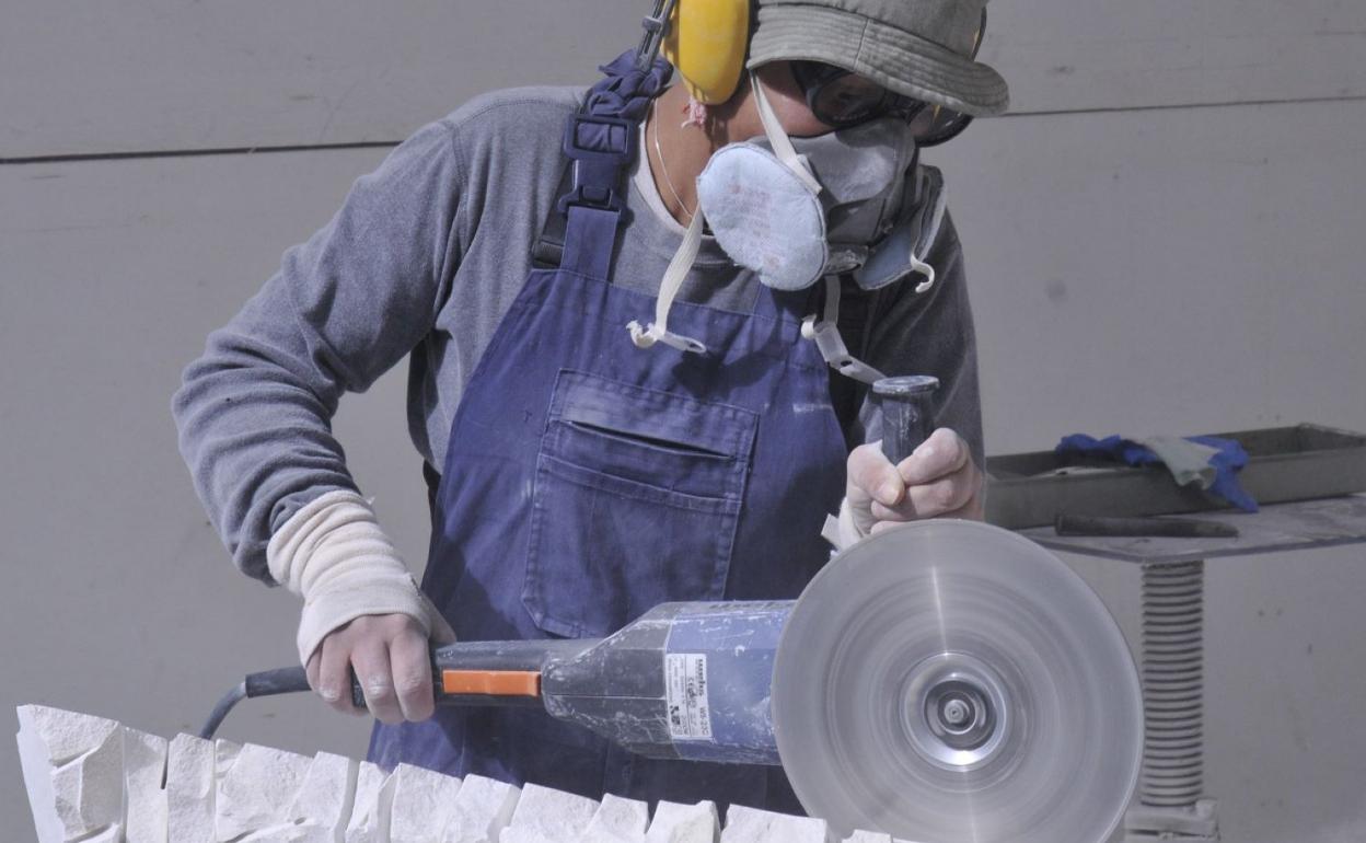 La artista grancanaria Noemí Arrocha, en su taller, mientras ultima una de sus creaciones. 