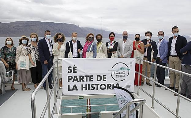 Posado con representantes de las entidades que se han volcado con la iniciativa de Teguise. 