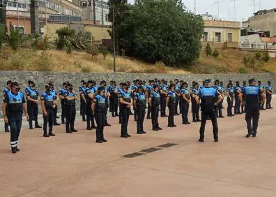 Imagen secundaria 1 - Las imágenes muestran distintos momentos del acto de bienvenida a los nuevos agentes. 