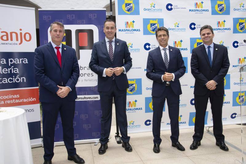 Imagen principal - Torres agradece a Skal Gran Canaria su trabajo en favor del turismo