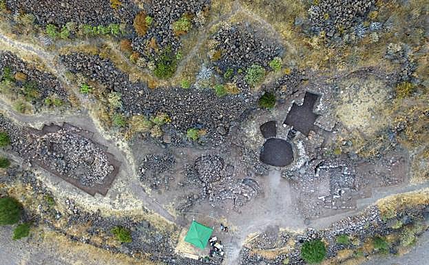 Imagen principal - Vista desde un dron de las nuevas estructuras que se están excavando, una de las arqueólogas busca restos o fragmentos valiosos cerniendo tierra y foto ampliada de un idolillo hallado en esta campaña. 