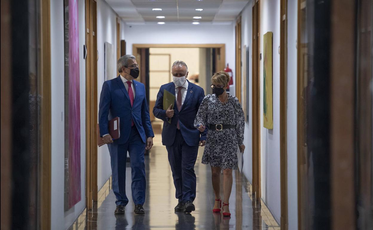 Román Rodríguez, Ángel Víctor Torres y Elena Máñez. 