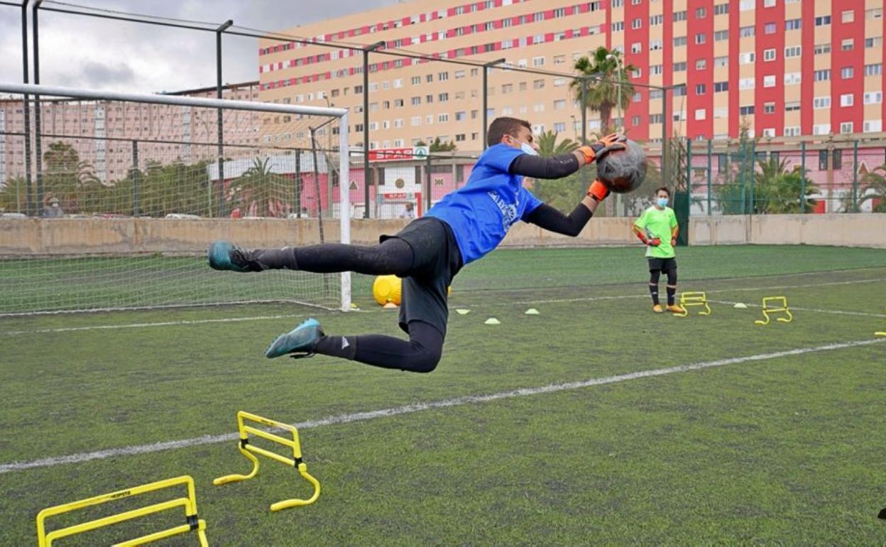 Instantánea de uno de los participantes de la edición pasada mientras ataja un disparo en uno de los ejercicios realizados. 