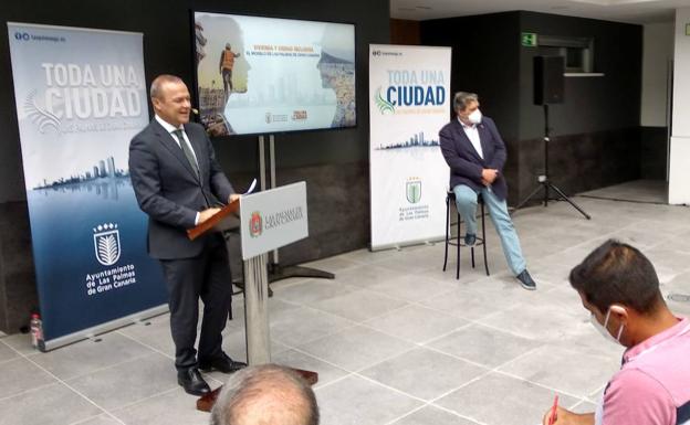 El acalde, Augusto Hidalgo, y el concejal de Urbanismo, Javier Doreste, presentan el plan de vivienda. 