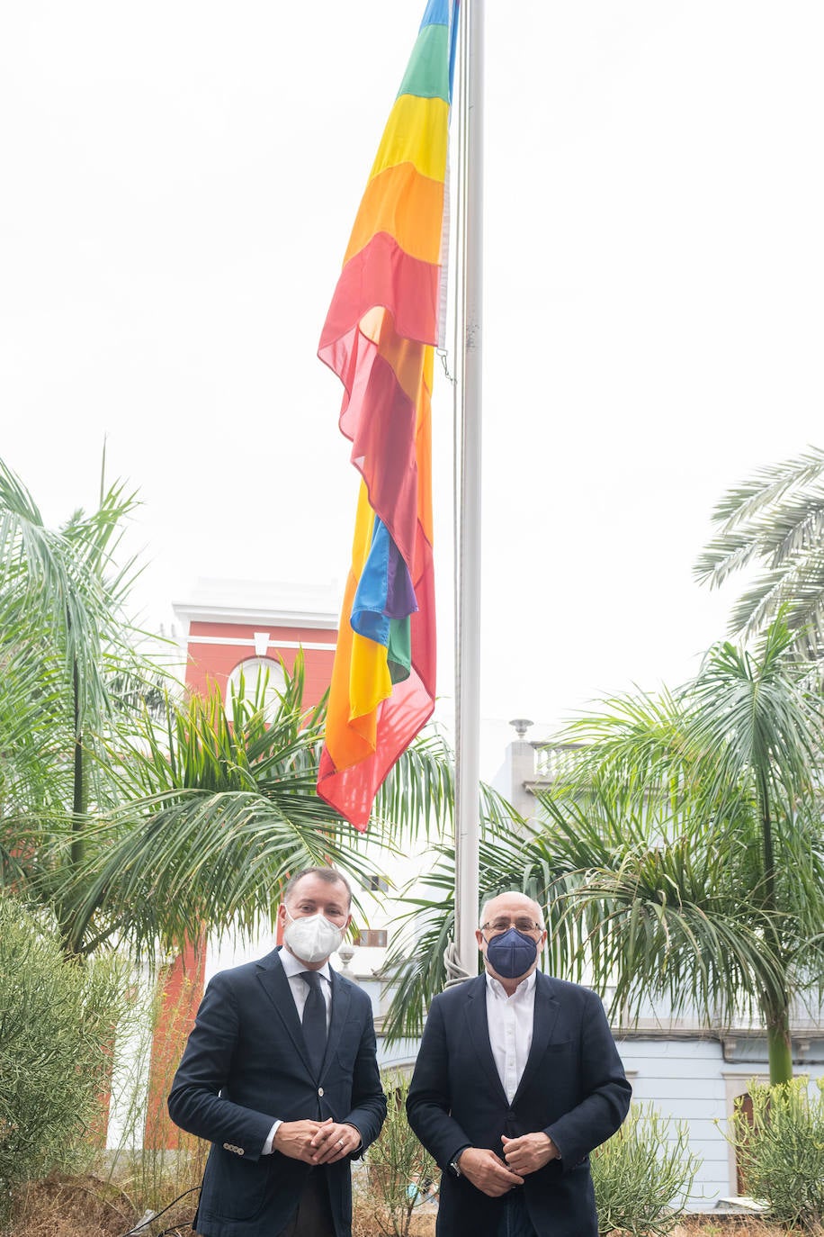 Fotos: El Cabildo de Gran Canaria iza la bandera arcoiris con motivo del Día Internacional del Orgullo LGTBI