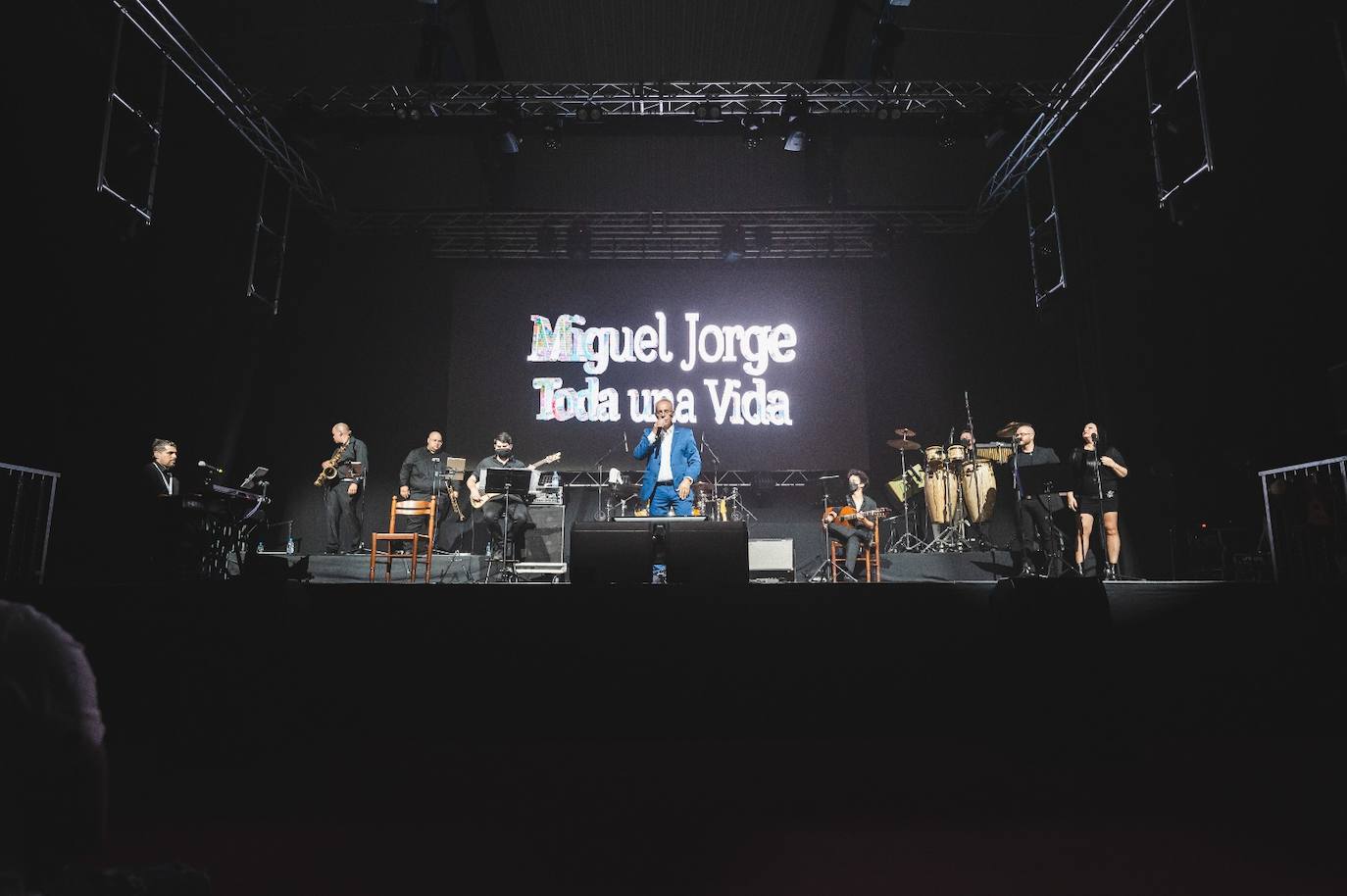 Miguel Jorge y la banda durante el concierto en Moya. 