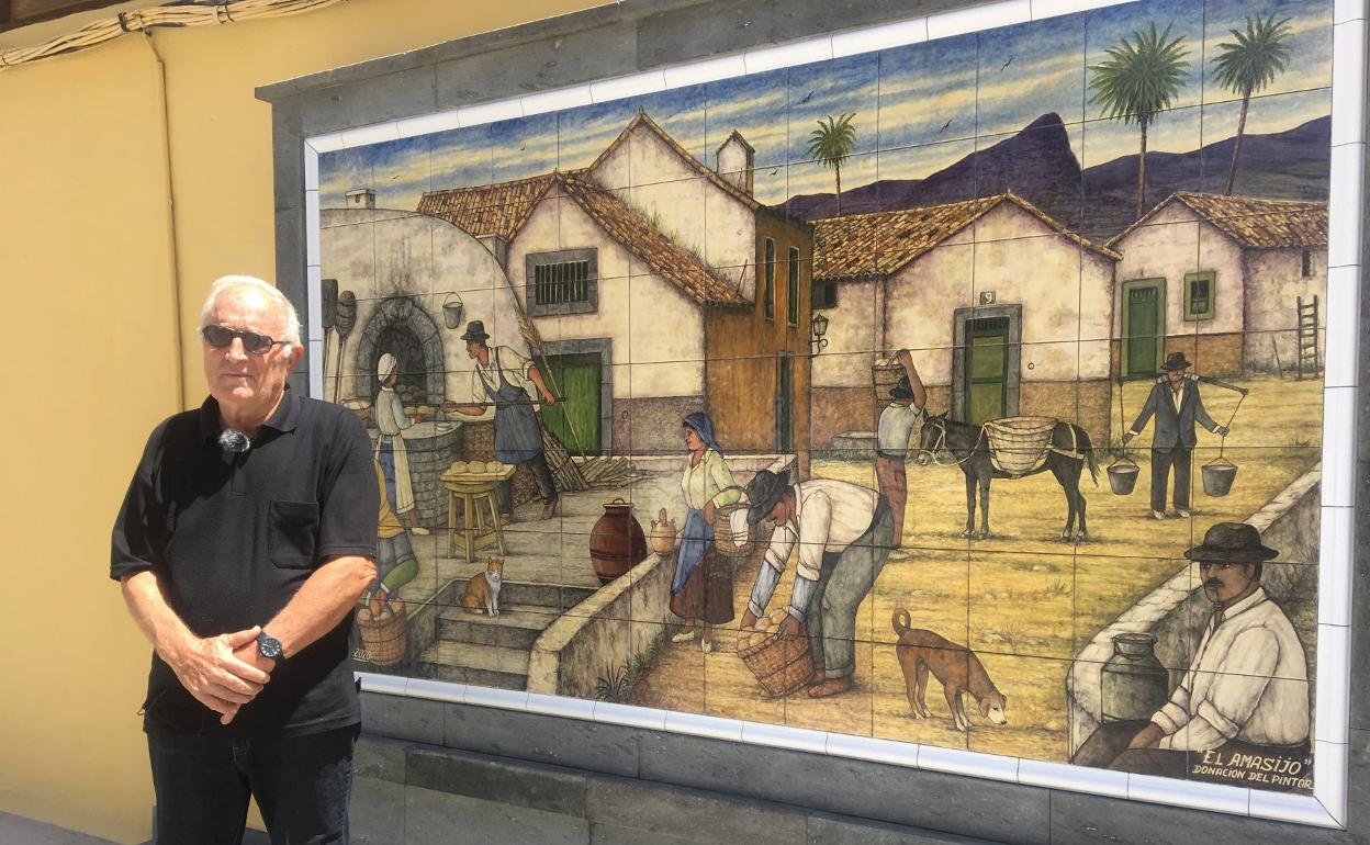 José Luis Artiles posa junto a su nuevo mural, en la plaza de Nuestra Señora del Rosario. 