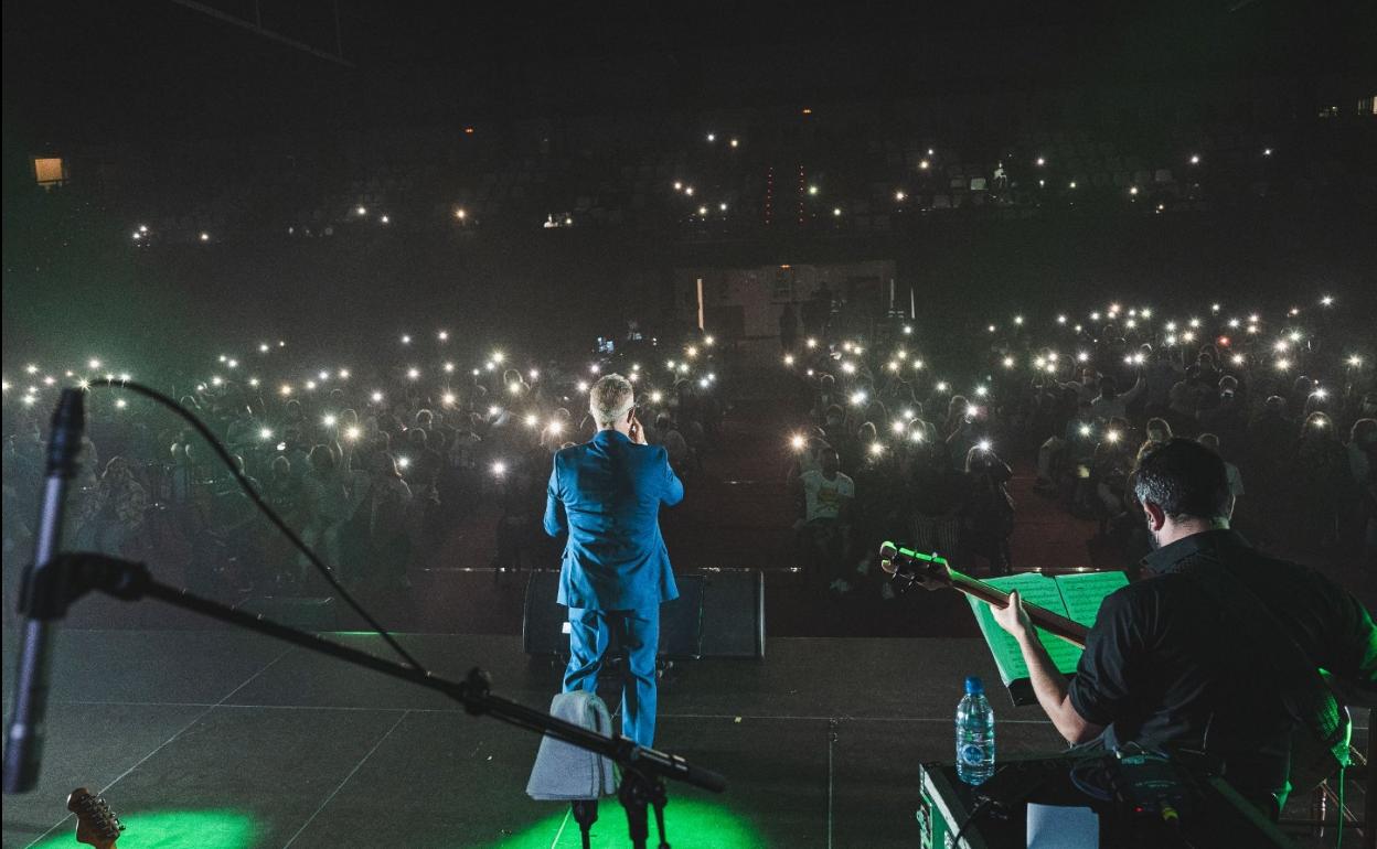 Miguel Jorge frente a su público durante el concierto celebrado el pasado 18 en Moya. 