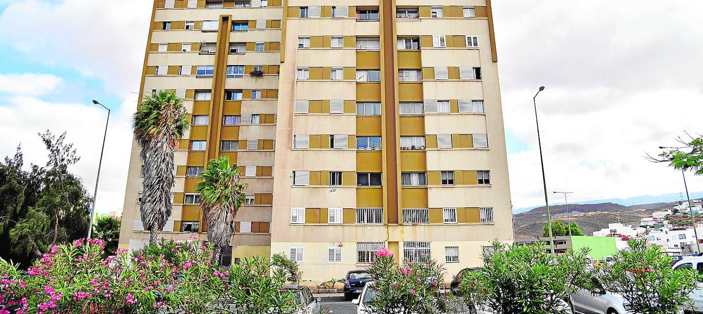 Imagen del edificio donde el investigado, presuntamente, agredió y amenazó a su pareja con lanzar a su bebé al vacío el pasado sábado. 