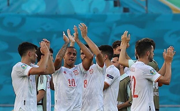 Los juagdores de la selección agradecen su apoyo al público de La Cartuja