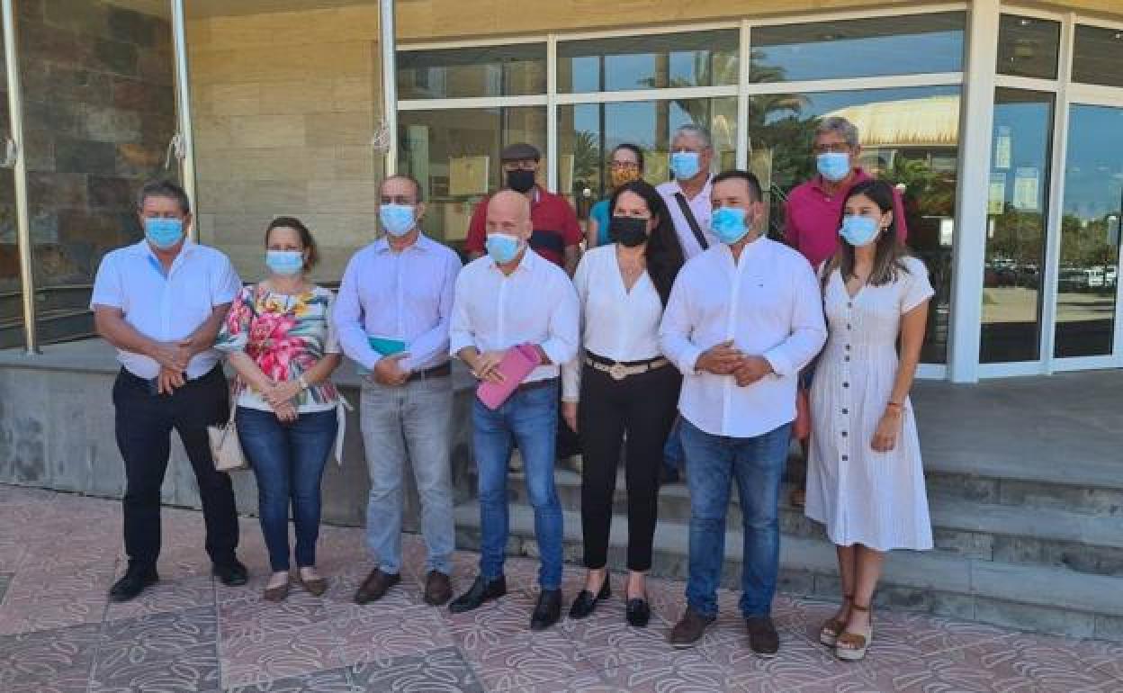 Los grupos de la oposición, este viernes, delante de las Oficinas Municipales de Vecindario. 