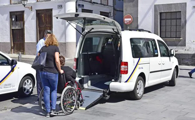 Una persona sube a un taxi adaptado en Vegueta. 