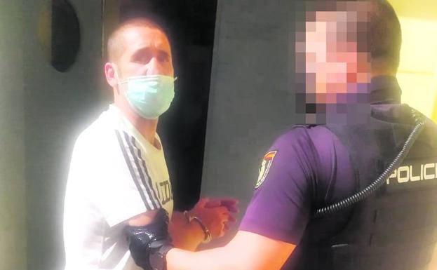Imagen del momento de la detención de Poli Díaz. 
