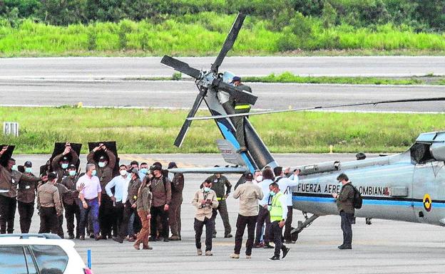 El presidente de Colombia (izquierda y de rosa), rodeado de guardaespaldas tras aterrizar su helicóptero en el aeropuerto de Cucuta después del ataque.