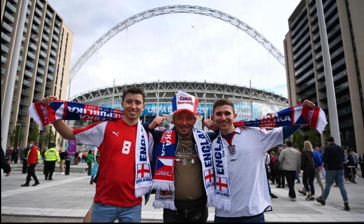 Aficionados ingleses en las inmediaciones de Wembley. 