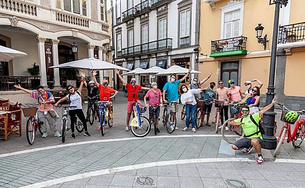 Imagen de los participantes con la concejala Reyes. 