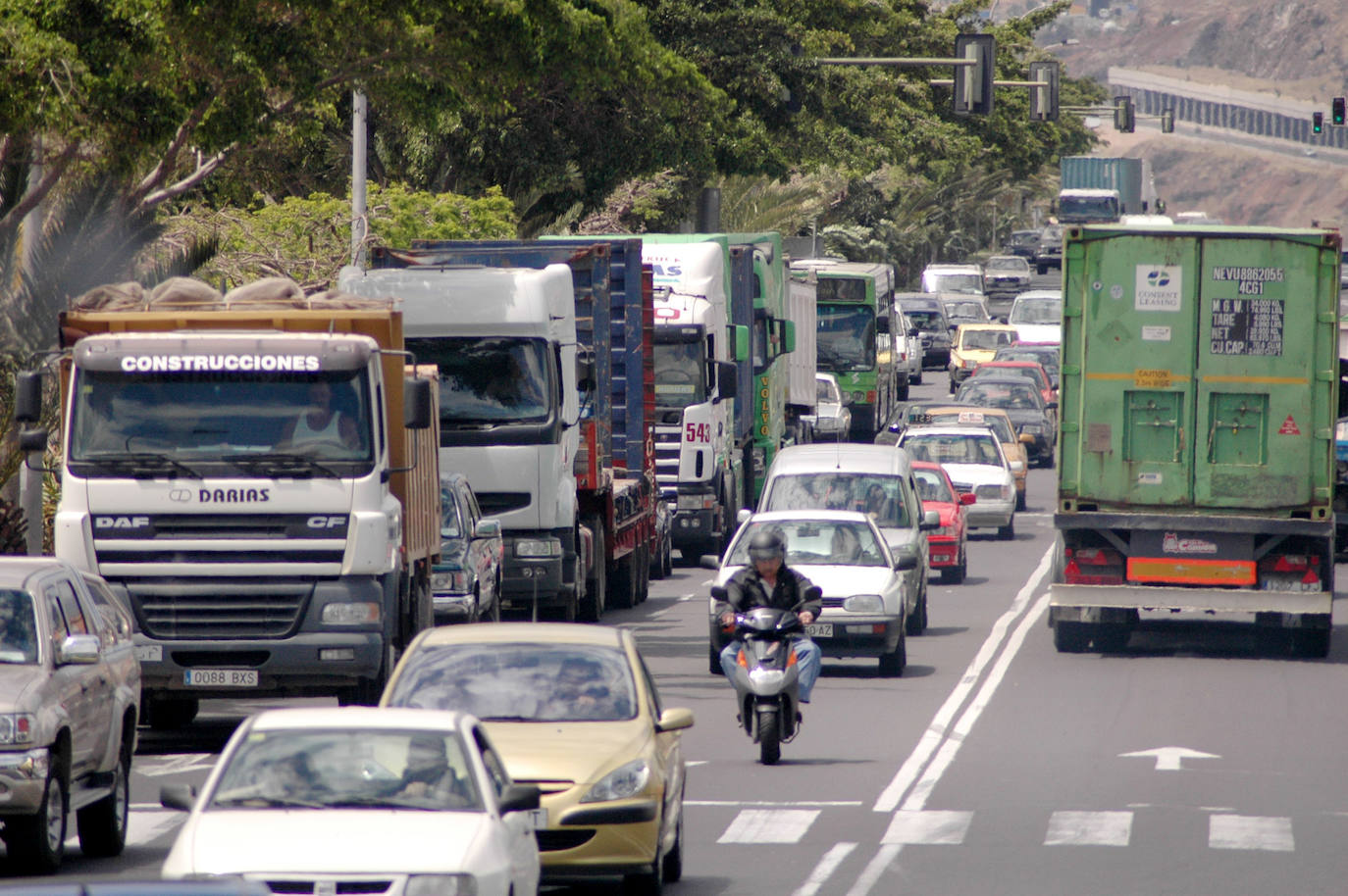 Imagen de archivo del tráfico en la capital tinerfeña. 