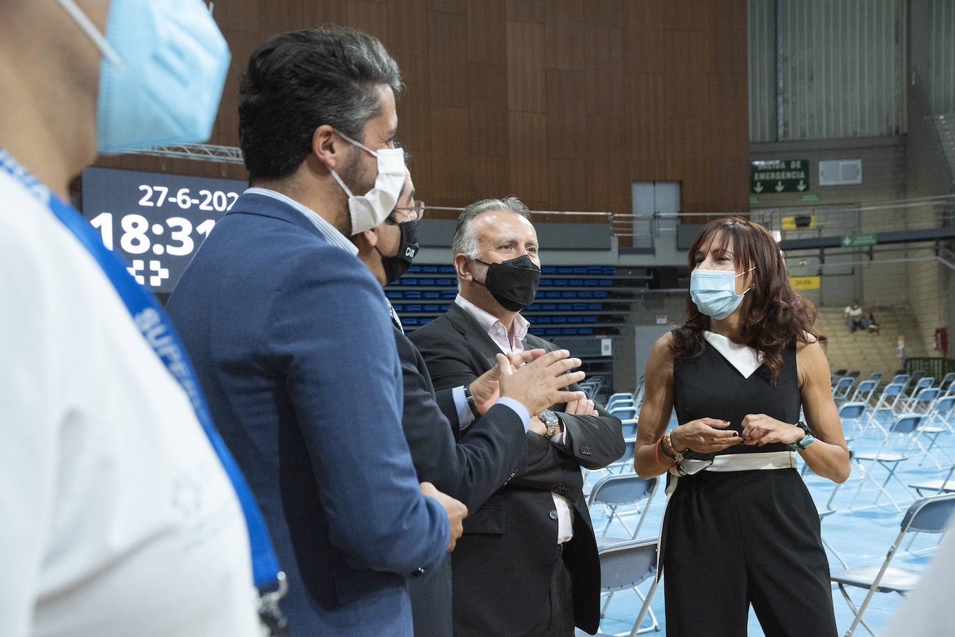 Fotos: Ángel Víctor Torres visita el centro de vacunación del pabellón Santiago Martín, en Tenerife