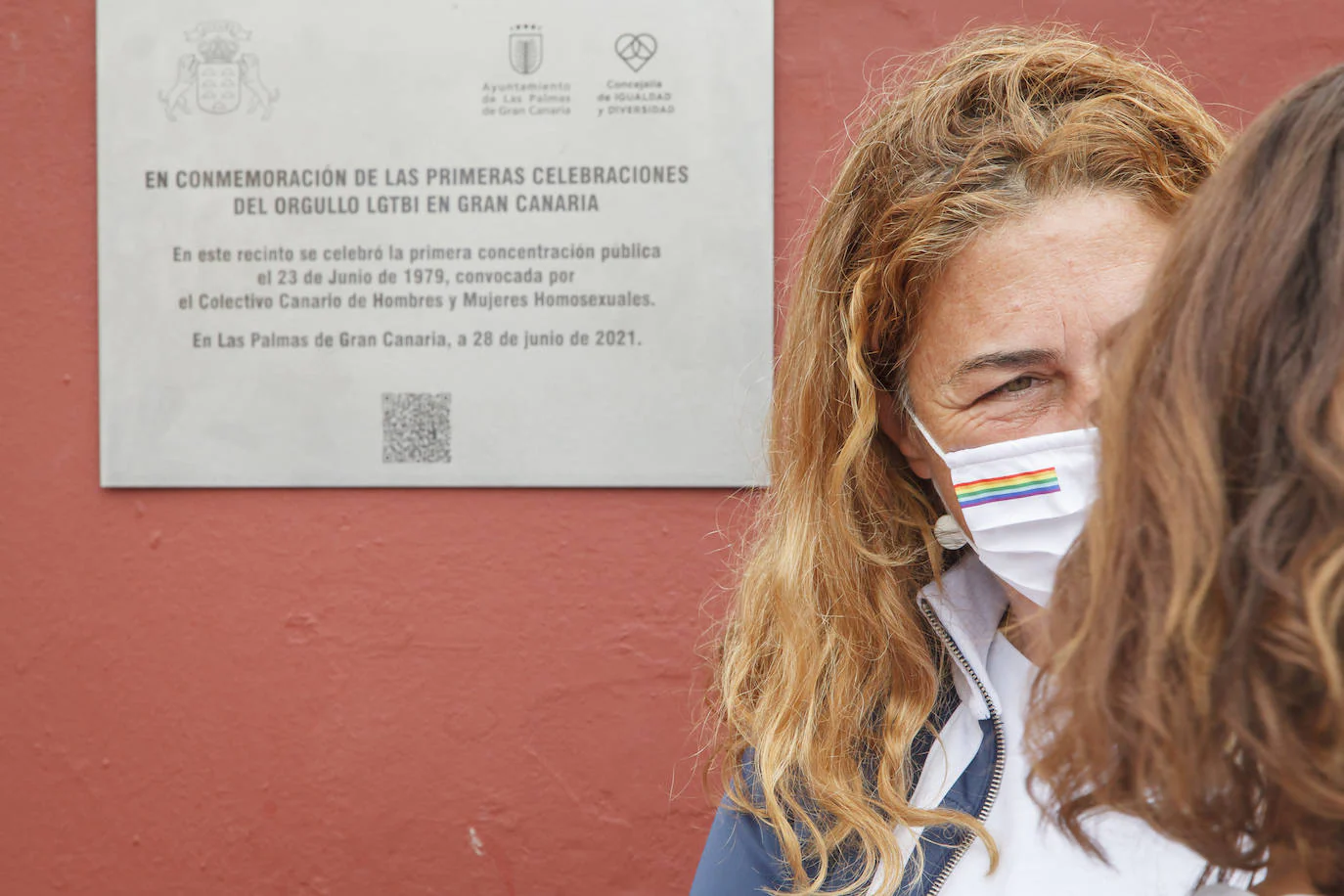Fotos: El Gobierno de Canarias y el Ayuntamiento Las Palmas de Gran Canaria descubren una placa homenaje al colectivo LGTBI