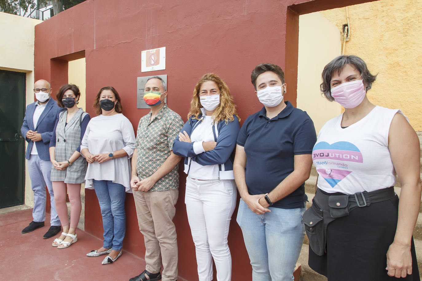 Fotos: El Gobierno de Canarias y el Ayuntamiento Las Palmas de Gran Canaria descubren una placa homenaje al colectivo LGTBI