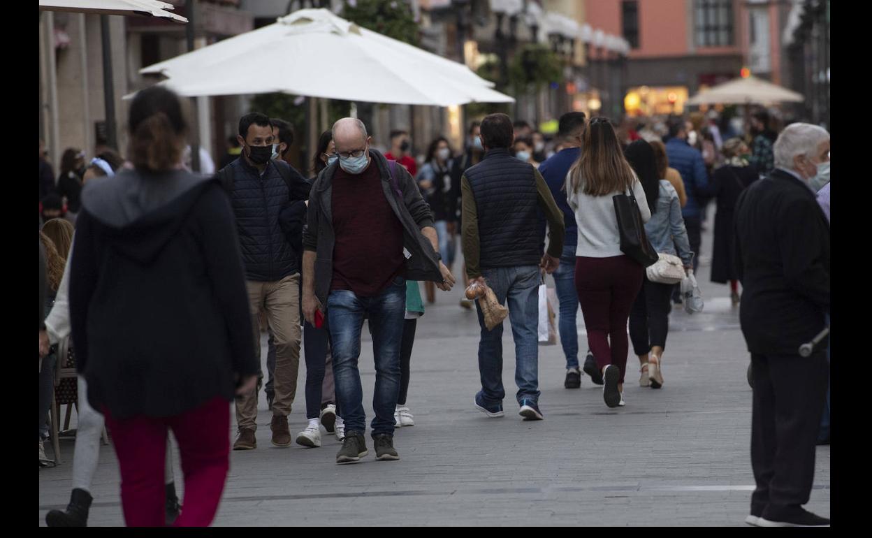 Imagen de archivo de personas en la vía pública. 